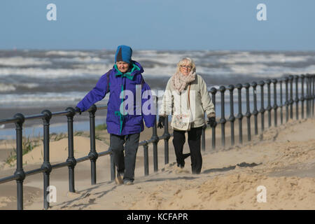 Crosby, Merseyside. UK Wetter. 5. Oktober 2017. Hohe Winde, feine Sand vom Strand wie Stürme weiter der Westküste zu zerschlagen und der Mündung des Flusses Mersey. Dune Gebäude liegt an der Küste von der charakteristischen onshore Wind half. Planierarbeiten hat eine gemeinsame Form der künstliche Düne Bau geworden, zum Teil, weil die Vegetation & fechten Ansatz einige Zeit trap Sand nimmt und eine neue Düne bauen. An vielen Stränden, Planierraupen aktiv sind während des ganzen Jahres in Druck nach oben sand Stapel an der Rückseite des Strandes. Credit: MediaWorldImages/AlamyLiveNews Stockfoto