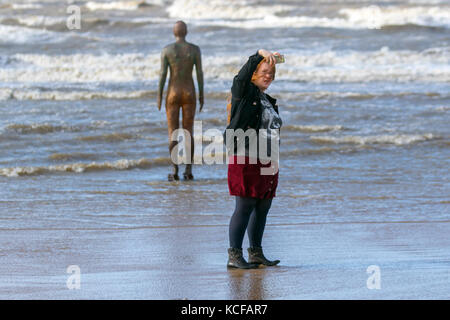 Crosby, Merseyside. UK Wetter. 5. Oktober 2017. Hohe Winde, feine Sand vom Strand wie Stürme weiter der Westküste zu zerschlagen und der Mündung des Flusses Mersey. Dune Gebäude liegt an der Küste von der charakteristischen onshore Wind half. Planierarbeiten hat eine gemeinsame Form der künstliche Düne Bau geworden, zum Teil, weil die Vegetation & fechten Ansatz einige Zeit trap Sand nimmt und eine neue Düne bauen. An vielen Stränden, Planierraupen aktiv sind während des ganzen Jahres in Druck nach oben sand Stapel an der Rückseite des Strandes. Credit: MediaWorldImages/AlamyLiveNews Stockfoto