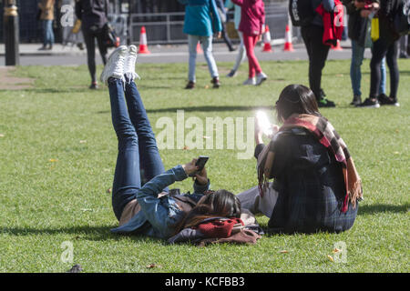 London, Großbritannien. 5. Okt, 2017. de Wetter. Leute ihr Mittags Pause in der herrlichen Herbst Sonnenschein und warme Temperaturen in Parliament Square London Kreditkarte geniessen: Amer ghazzal/alamy leben Nachrichten Stockfoto