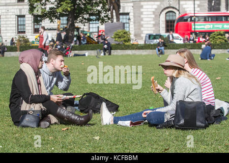 London, Großbritannien. 5. Okt, 2017. de Wetter. Leute ihr Mittags Pause in der herrlichen Herbst Sonnenschein und warme Temperaturen in Parliament Square London Kreditkarte geniessen: Amer ghazzal/alamy leben Nachrichten Stockfoto