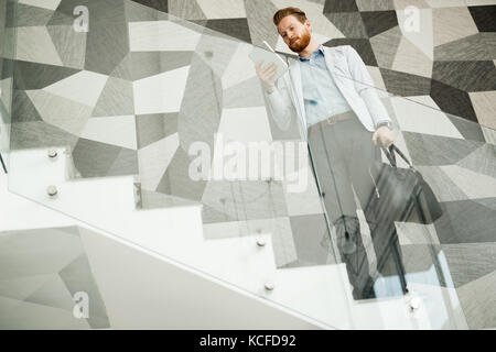 Geschäftsmann mit Vorrichtungen ausgerüstet Stockfoto