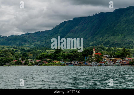 Die schöne Landschaft des Lake Toba mit grünen Berg und See. road trip um den Lake Toba ist Spaß und Entspannung. Stockfoto