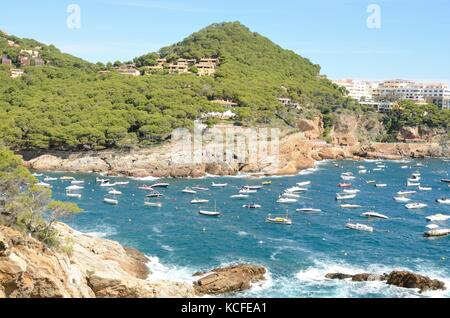 Malerischen Blick auf die kleine Bucht mit Schiffen auf dem Meer in Sa Riera, Begur, Costa Brava, Katalonien, im Nordosten Spaniens. Stockfoto