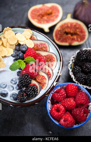 Leckeren Joghurt Schale mit Beeren und Feigen Stockfoto