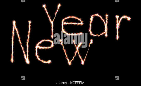 Leuchtende neon Frohes neues Jahr Schriftzug mit Feuer Flammen oder Rauch über schwarzen Hintergrund geschrieben Stockfoto