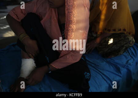 Cox's Bazar, Bangladesch. 04 Okt, 2017. sakinakhatun (22), sieben Monat schwangere Frau eine Gewehr schießen auf ihrem rechten Bein bekam, als Sie die bangladesch Kreuze - Myanmar Grenze, bei Cox's Bazaar General Hospital, wo sie ist eine Behandlung für Ihr verletzt. Credit: md. mehedi Hasan/Pacific Press/alamy leben Nachrichten Stockfoto