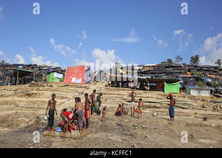 Cox's Bazar, Bangladesch. 04 Okt, 2017. eine allgemeine Ansicht des balukhali rohingya Flüchtlingslager in Cosx bazzar. Credit: md. mehedi Hasan/Pacific Press/alamy leben Nachrichten Stockfoto