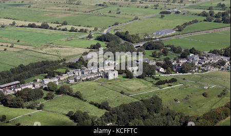 Luftaufnahme des Dorfes Bowes, in der Nähe von Barnard Castle, County Durham, UK Stockfoto