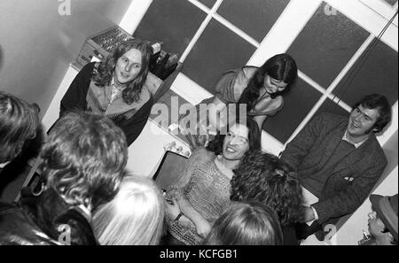 Die Incredible String Band: Gründungsmitglieder Robin Williamson (links) und Mike Heron backstage mit anderen Bandmitglied Rose Simpson bei der Colston Hall, Bristol, am 1. März 1969. Stockfoto