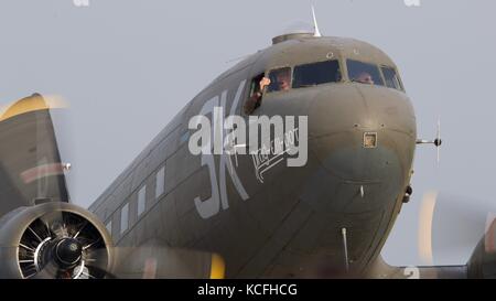 Douglas C-47 Skytrain 'Drag-em-oot" in Duxford 2017 die Schlacht um England Air Show Stockfoto