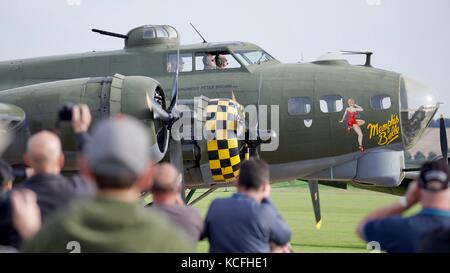 B-17 Flying Fortress Sally B Rollen letzten Zuschauer an der 2017 die Schlacht um England Air Show Stockfoto