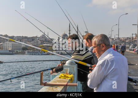 Angeln auf Galata Brücke, Istanbul, Türkei Stockfoto