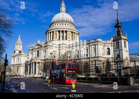 St Paul's Cathedral London Uk und Route Master Bus mit dem hl. Paulus route Zeichen Stockfoto