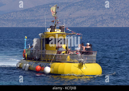 Ein Glas Boden Boot oder Schiff unter Touristen und Urlauber, die das marine Leben im Meer zu sehen von Korfu. Das yellow Submarine Sightseeing. Stockfoto