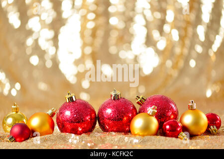 Weihnachten Hintergrund, das Neue Jahr in der Nähe von Rot und Gold Dekoration Kugeln auf Glitter abstrakten verwischt Urlaub bokeh Hintergrund Stockfoto