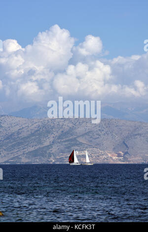 Zwei Yachten Segeln an der Küste von Korfu mit dem albanischen muntains im Hintergrund. Stockfoto