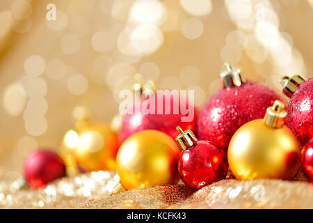 Weihnachten Hintergrund, das Neue Jahr in der Nähe von Rot und Gold Dekoration Kugeln auf Glitter abstrakten verwischt Urlaub bokeh Hintergrund Stockfoto