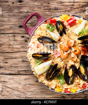 Gemüse Paella mit Meeresfrüchten auf hölzernen Hintergrund Stockfoto