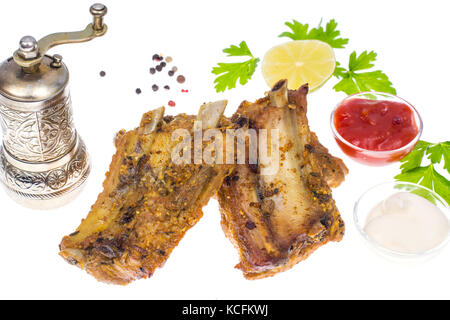 Gegrilltes Fleisch Rippen mit Gewürzen auf Weiß Stockfoto