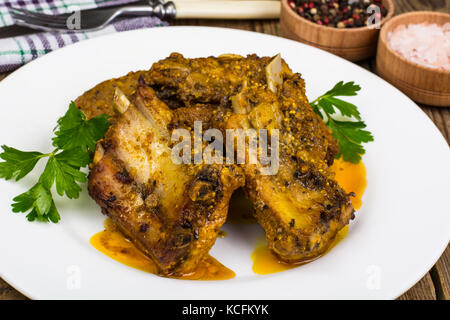 Würzige Fleisch Rippen in Senfsauce auf hölzernen Tisch Stockfoto