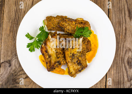 Würzige Fleisch Rippen in Senfsauce auf hölzernen Tisch Stockfoto