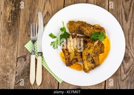 Würzige Fleisch Rippen in Senfsauce auf hölzernen Tisch Stockfoto