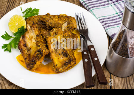 Würzige Fleisch Rippen in Senfsauce auf hölzernen Tisch Stockfoto