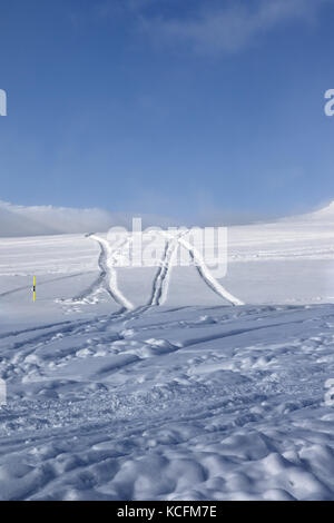 Off-piste Skipiste mit neuen - Schnee und Spuren von Skiern, Snowboards gefallen nach Schneefall. Kaukasus, die in der Sun winter Abend, Georgien, Region gu Stockfoto