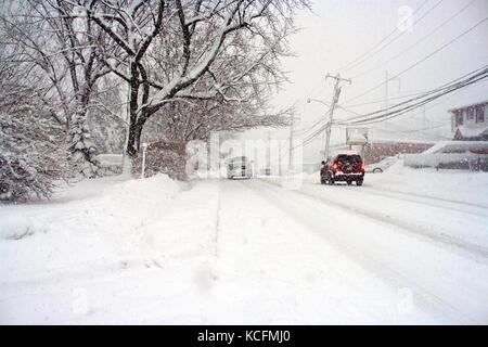 Schneepflüge arbeiten hart, tiefem Schnee auf den Straßen nach einem Blizzard zu löschen. Stockfoto