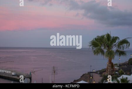 Blick über Puerto del Carmen, Lanzarote direkt am Meer und den Hafen. Stockfoto