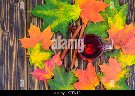 Roter Tee mit karkade, Herbst Blätter auf hölzernen Tisch Stockfoto