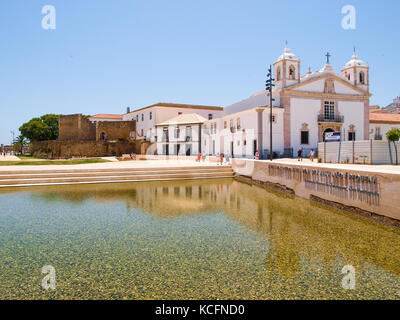 Platz vor der Igreja de Santa Maria in Lagos, Algarve, Portugal Stockfoto