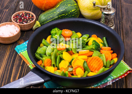 Speisen in der Pfanne, Mix gefrorenes Gemüse Stockfoto