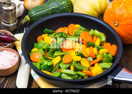 Speisen in der Pfanne, Mix gefrorenes Gemüse Stockfoto