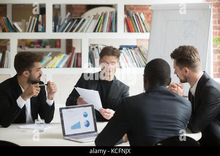 Multiethnische Team von männlichen Kollegen diskutieren Finanzplan während des Briefings. ceo Consulting Team von Mitarbeitern über neue Möglichkeiten für Investitionen, Bus Stockfoto