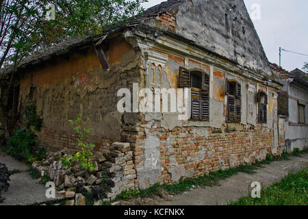 Einem alten verlassenen und verwüsteten Bauernhaus, die anfällig für ablehnen. Stockfoto