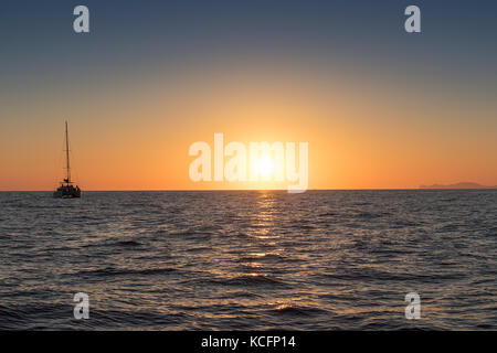 Schönen Sonnenuntergang vom Meer aus gesehen. mit einem Katamaran Santorini, Griechenland. Stockfoto