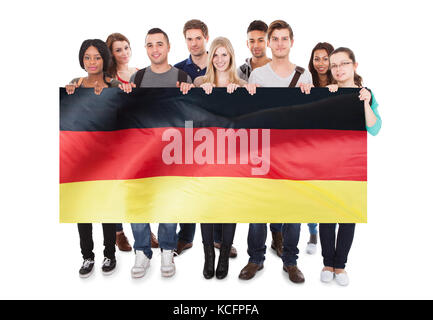 Gruppe von jungen Menschen mit deutscher Flagge gegen den weißen Hintergrund Stockfoto