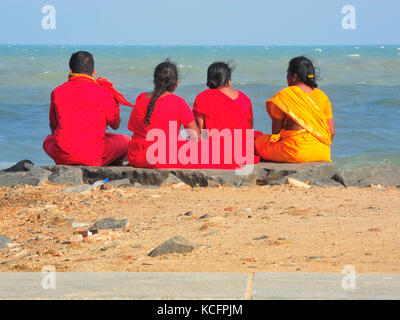 Vier Frauen am Strand, Goubert Avenue oder Beach Road, Pondicherry (Puducherry), Indien Stockfoto