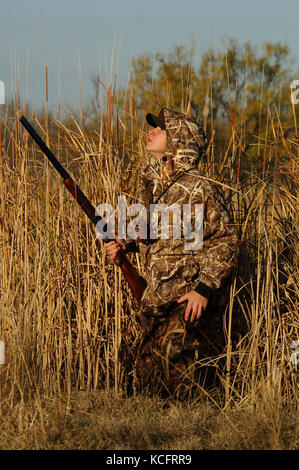 Eine Ente, Hunter in der Tarnung anrufe Enten aus einem Sumpf in South Texas Stockfoto