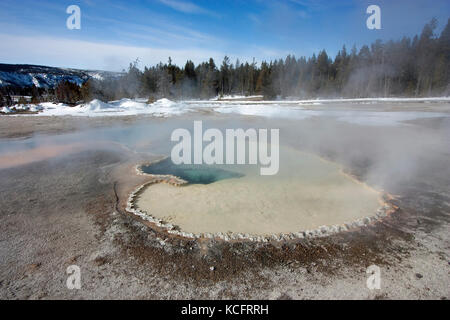 Hot Spring im Yellowstone National Park im Winter. Stockfoto