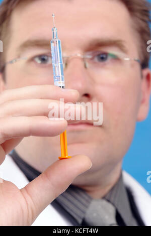 Arzt Vorbereitung Spritze zur Injektion Stockfoto