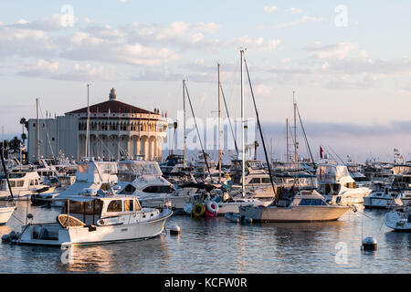 Sunrise Seascape in Avalon Hafen, gegenüber dem Casino mit Yachten, Fischerboote und Segelboote in der Bucht suchen. Luxus Resort, touristische Attraktion Stockfoto