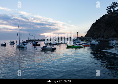 Sonnenaufgang am Horizont Seascape, Avalon Bay, Santa Catalina Island mit Segelboote, Yachten und Fischerboote vertäut am Steg, am frühen Morgen Wolken Stockfoto