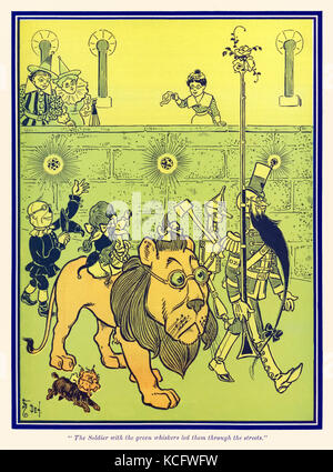 "Der Soldat mit dem grünen Whisker ihnen führte durch die Straßen." aus "Der Zauberer von Oz" von L.Frank Baum (1856-1919) mit Bildern von W. W. Denslow (1856-1915). Weitere Informationen finden Sie unten. Stockfoto