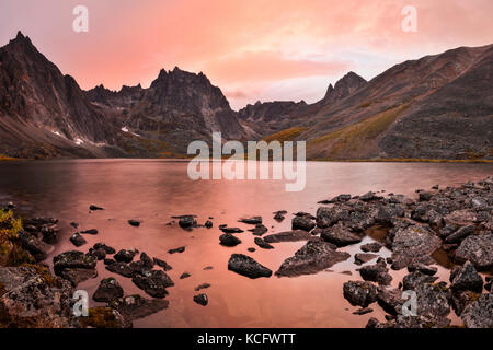 Sonnenuntergang Grizzly Lake, Tombstone Territorial Park, Yukon, Kanada Stockfoto