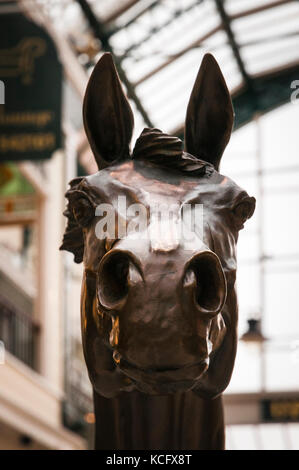 Bronzestatue des Grand National Sieger "Red Rum" in den Wanderer Arcade, Southport, Lancashire, England. Stockfoto