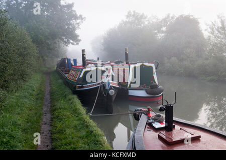 Traditionelle narrowboats günstig für die Nacht auf der Ashby-de-la-zouche Kanal, in der Nähe von Stoke Golding. Stockfoto