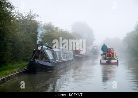 Am frühen Morgen beginnt im Herbst Nebel steigen auf der Ashby-de-la-zouche Kanal, in der Nähe von Stoke Golding. Stockfoto