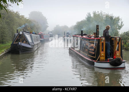 Die Crew von einer Gruppe von drei traditionellen narrowboats aus vergangenen anderen günstig Profil in Ashby-de-la-zouche Kanal, in der Nähe von Stoke Golding eingestellt. Stockfoto